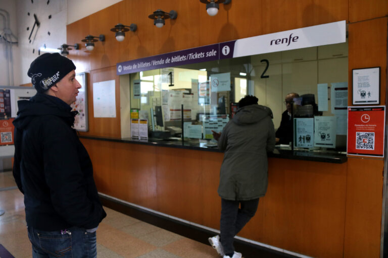 Els trens reprenen el servei a l’estació de Tortosa, amb una ocupació reduïda per la manca de confiança dels usuaris (vídeos)