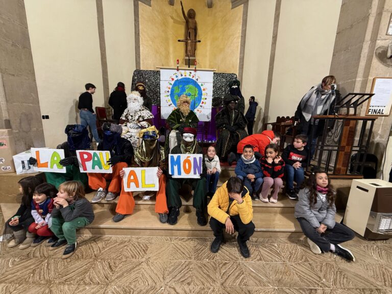Els Reis Mags arriben a Freginals amb un emotiu missatge de pau al món