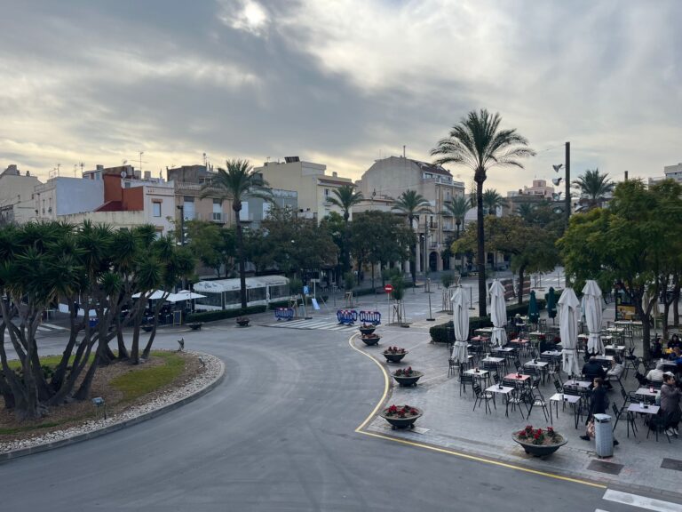 L’Ajuntament de la Ràpita inicia la segona i última fase de les obres d’arranjament dels extrems de la plaça Carles III
