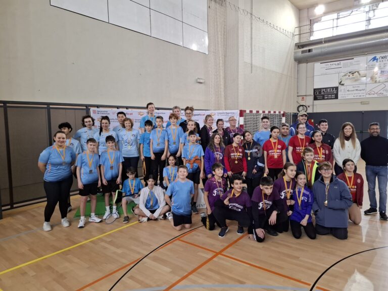 Prop de cinquanta participants prenen part a la jornada de bàdminton escolar i d’adults al Perelló