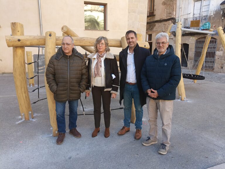 Recta final de les obres de reurbanització de la plaça dels Dolors de Tortosa, amb una nova zona de gronxadors