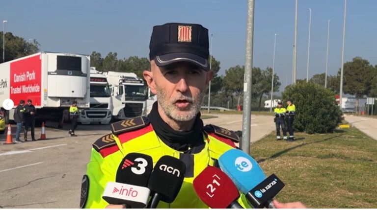 Els Mossos fan un macrocontrol del transport de mercaderies al tram ebrenc de l’autopista AP-7 (vídeo)