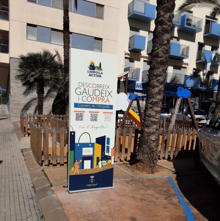 L’Ajuntament de l’Ampolla reforça la promoció del comerç local amb la instal·lació de cinc totems informatius