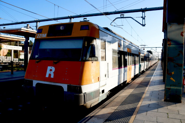 Plataformes d’usuaris del tren denuncien que el Pla de Rodalies 2026-2030 “ignora” les línies del sud de Catalunya