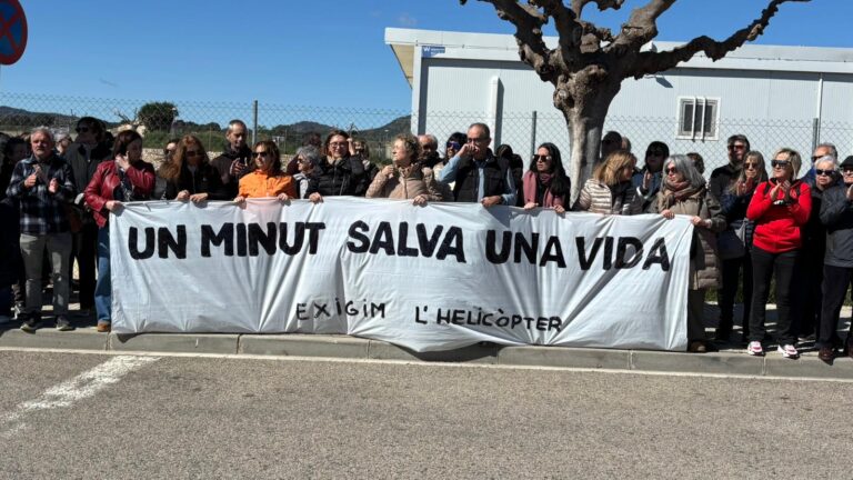 Prop de 850 persones es manifesten per reclamar el retorn de l’helicòpter medicalitzat a la Ribera d’Ebre