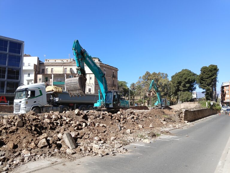 La retirada del talús de l’antic pont del tren a Tortosa aplana les obres del nou aparcament en els terrenys d’Adif