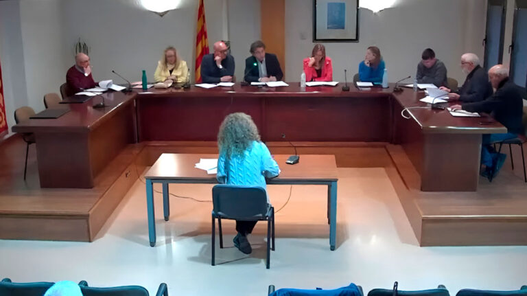 El ple del’ajuntament de Flix es mulla per les tarifes de les piscines municipals i el caos de l’R-15