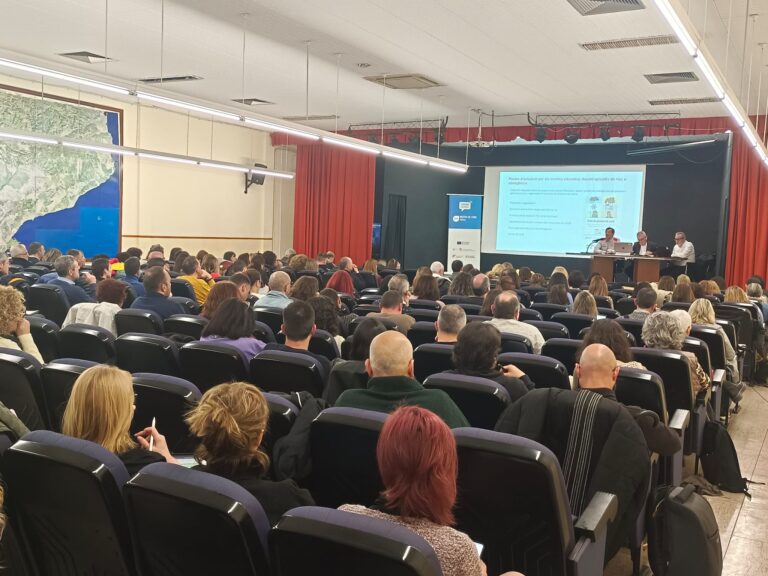 Els professionals de direcció dels centres educatius ebrencs reben pautes i consells davant els riscos d’inundacions i ventades