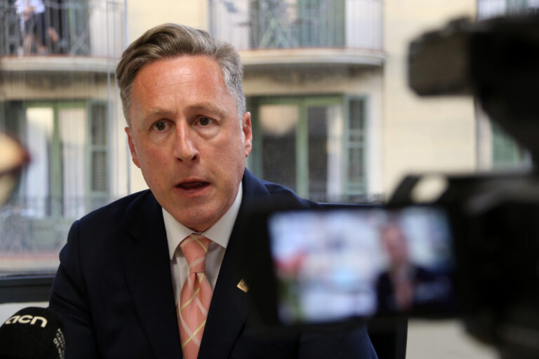 La comissió d’estrangeria del Col·legi de Gestors Administratius avisa del «col·lapse» per la regularització de migrants
