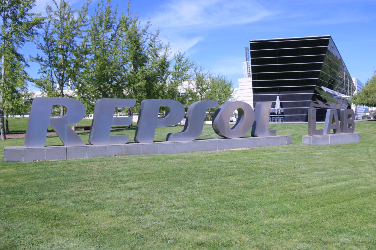 Repsol dispara un 150% el seu benefici al primer trimestre, fins als 929 milions, per l’alça del preu del petroli
