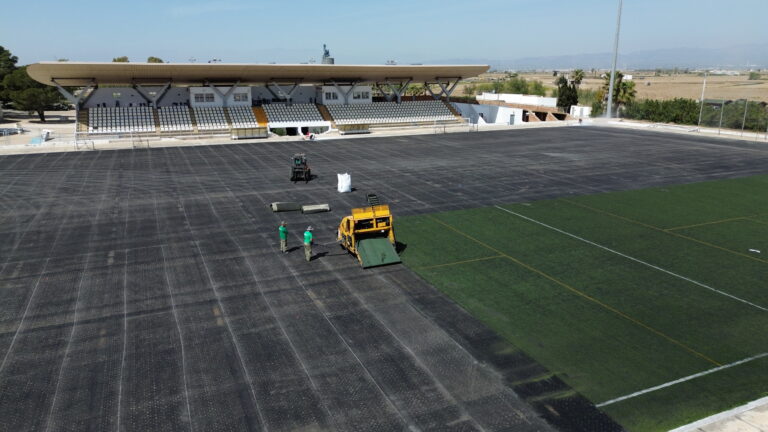 L’Ajuntament de Deltebre inicia la substitució de la gespa artificial del Camp Nou i impulsa noves millores a les instal·lacions esportives