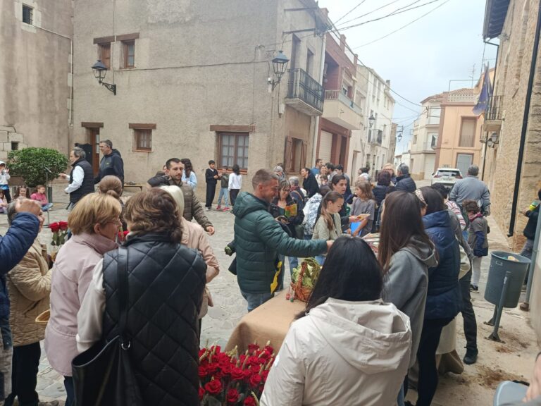 Freginals celebra un Sant Jordi multitudinari i ple d’ambient a la plaça
