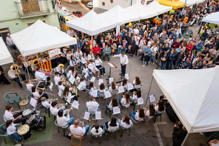 Alcanar celebra un Sant Jordi molt participatiu i ple de literatura local