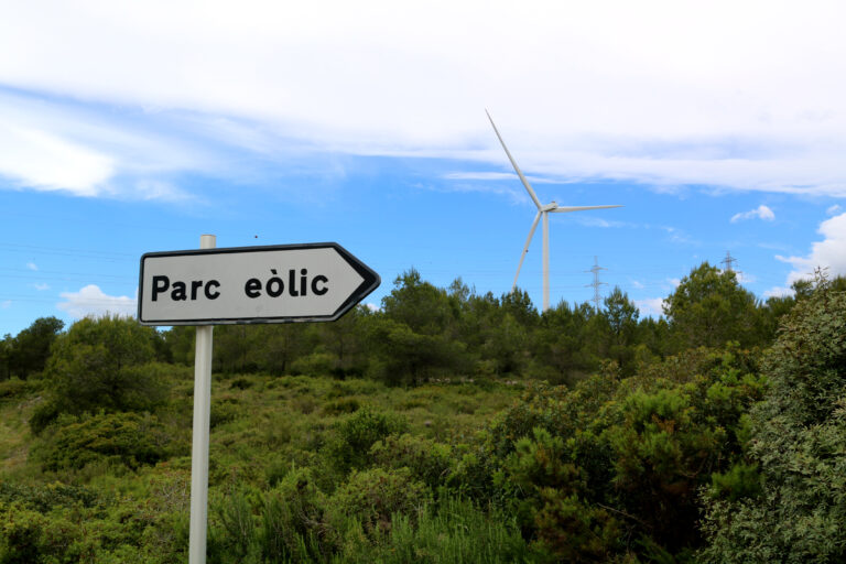 Més de 180 alcaldes exigeixen aturar la tramitació del pla d’implantació d’energies renovables mentre el Govern defensa que s’escoltarà tothom