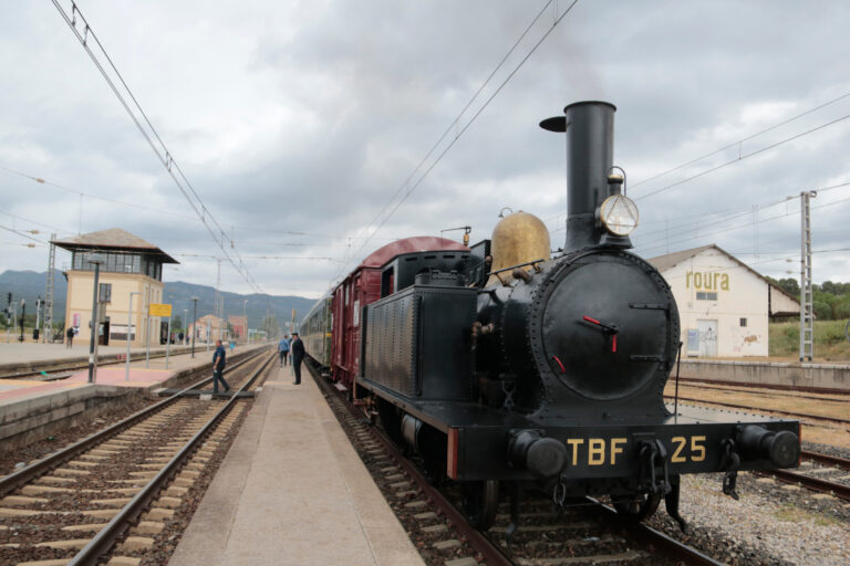 El Museu del Ferrocarril de Móra la Nova convida a viatjar 150 anys enrere amb quatre locomotores de vapor (vídeos)