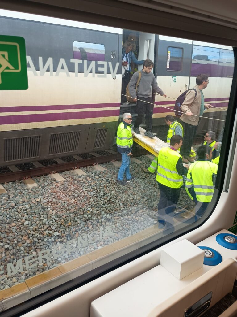 I mentre els polítics diuen que tranquils, els usuaris de l’Avant Exprés de Tortosa han de jugar a trapezistes…