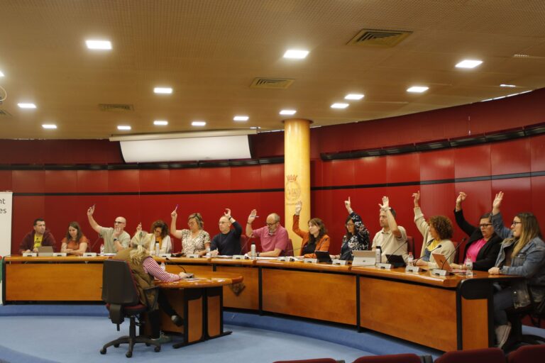 El ple de Roquetes tira endavant un prèstec milionari i un pla de finançament enmig de foc creuat