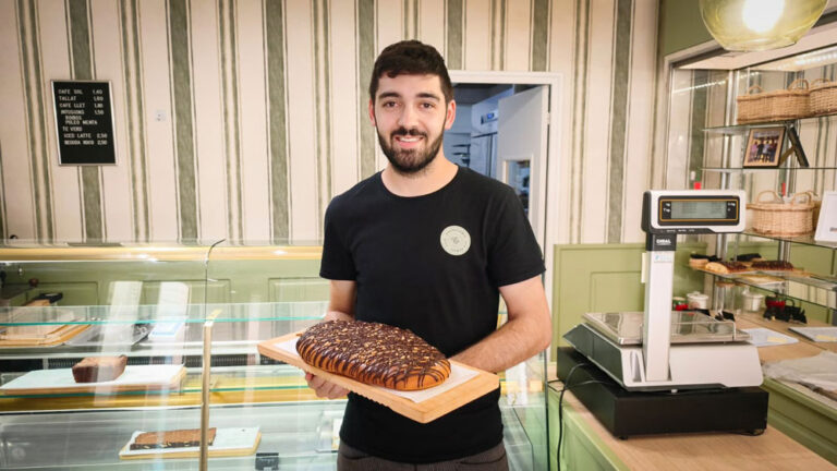 La Pastisseria Els Perxis de Flix guanya el premi a la millor coca de Sant Joan de xocolata 2026