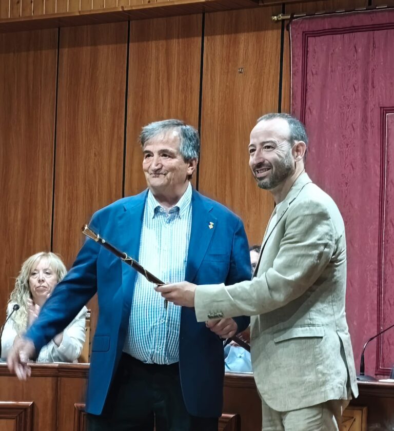 El socialista Miquel Cervelló pren possessió com a nou alcalde de Riba-roja d’Ebre