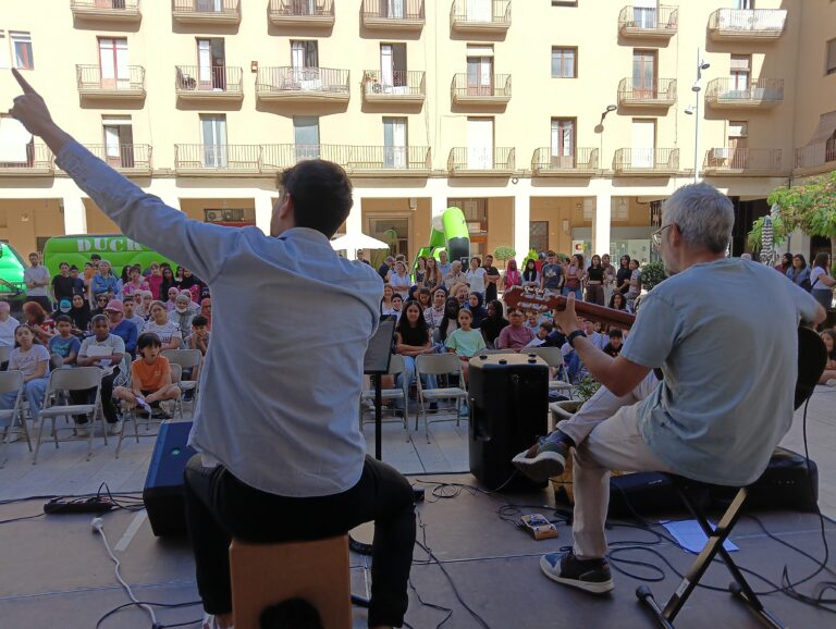 Tortosa celebra el final de curs del Pla Educatiu d’Entorn amb una festa a la plaça de l’Ajuntament