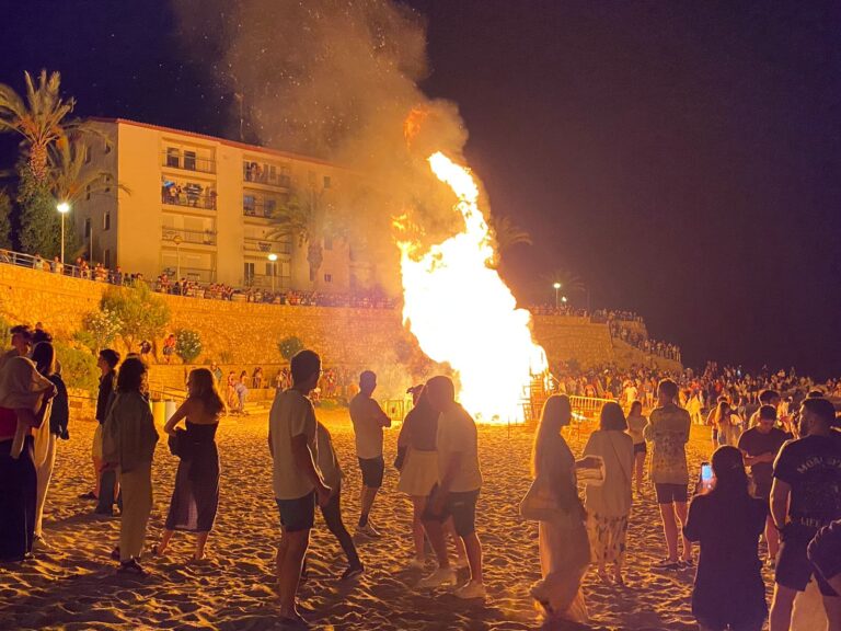 La foguera de l’Alguer i la revetlla al port, protagonistes de Sant Joan a la Cala