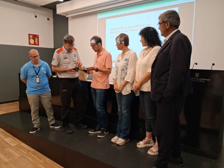 Protecció Civil lliura terminals de la Xarxa Rescat als municipis de Freginals, Godall i Paüls