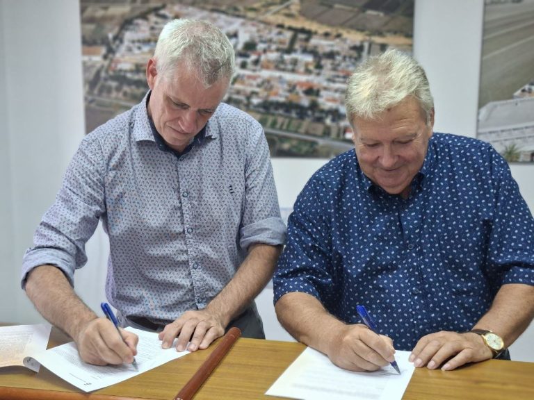 L’Ajuntament d’Amposta i la Comunitat de Regants del Poble Nou renoven el conveni de manteniment dels camins del Delta