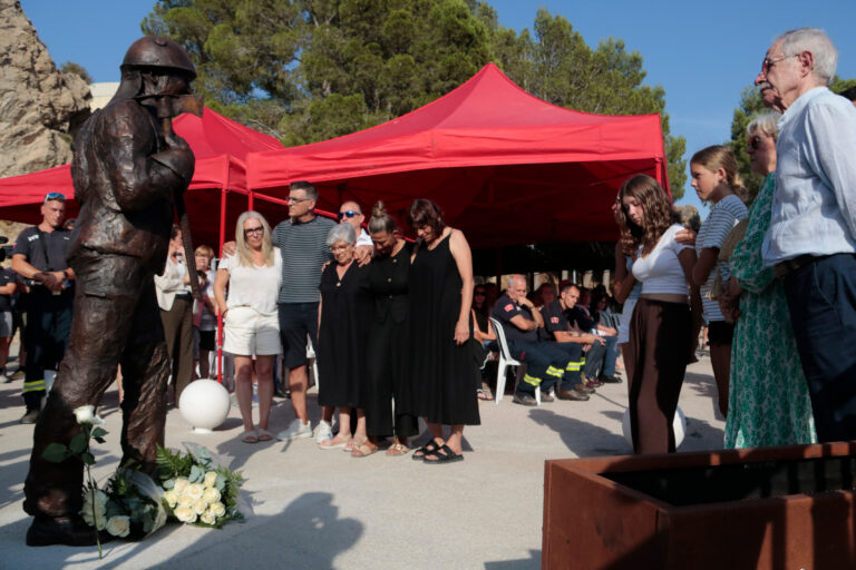 La germana del bomber mort a l’incendi de Paüls reclama millor gestió forestal: «Cap hectàrea val més que una vida» (vídeo)