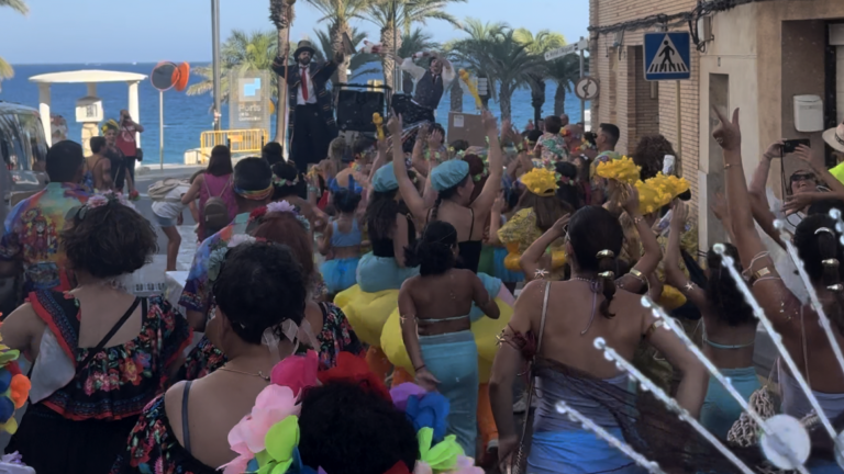 L’Ametlla de Mar anima veïns i visitants a omplir de disfresses el segon Carnaval d’Estiu