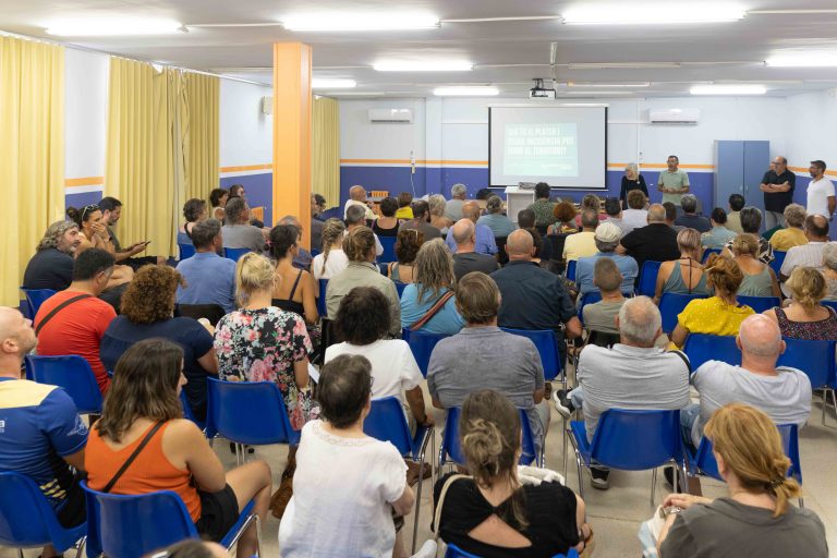 150 persones participen a la xerrada informativa sobre el PLATER al Perelló
